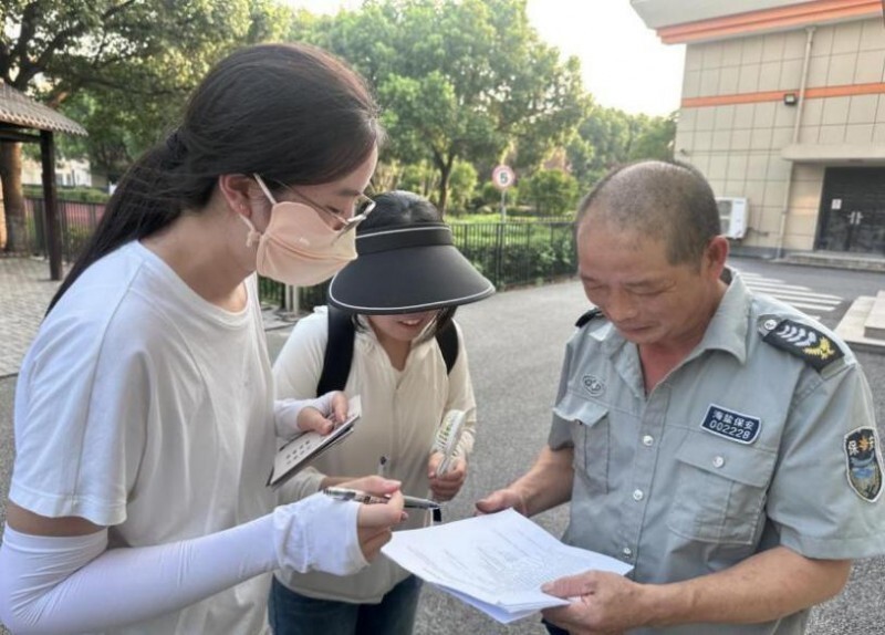 图为团队成员开展问卷调查
