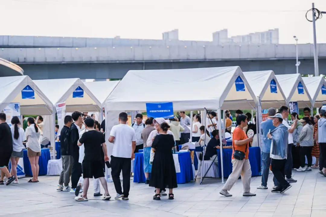徐州经开区:“人才夜市”点亮就业新场景