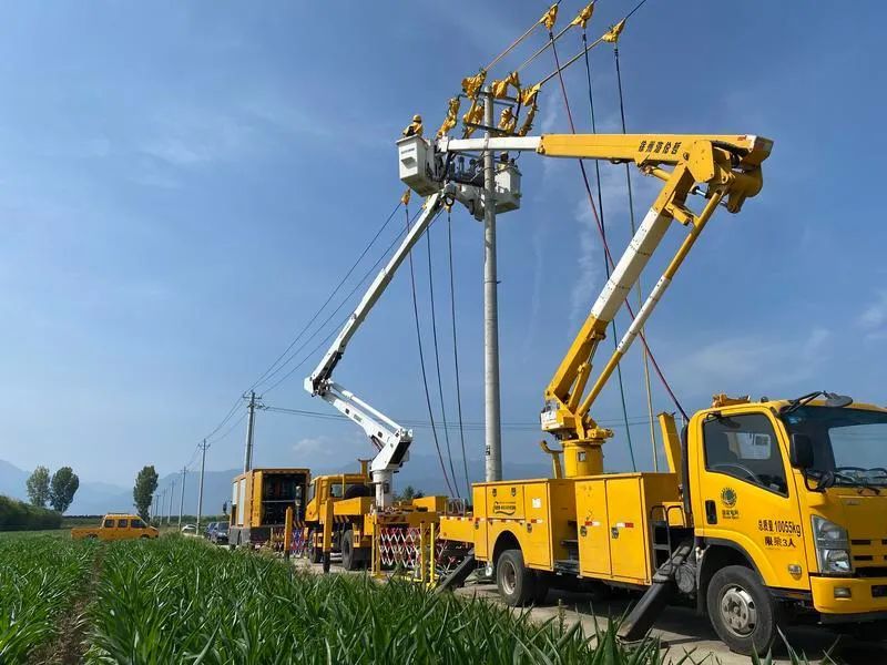 电力工作者在高温下作业。资料图