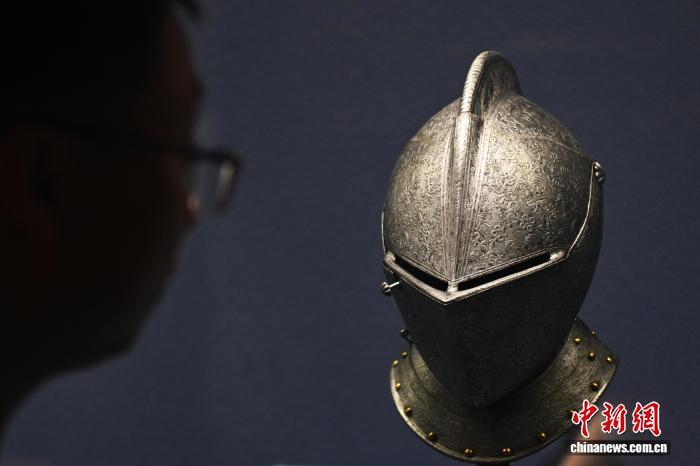 7月24日,在位于甘肃省兰州市的甘肃省博物馆内,游人参观正面开合式头盔。中新社记者 李亚龙 摄