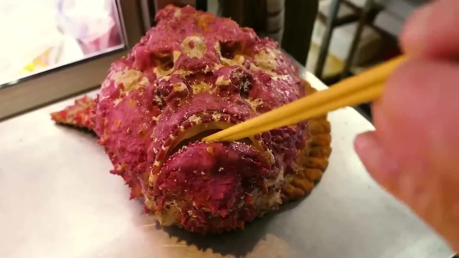 日本大厨宰杀毒鮋做生鱼片，这鱼必须专业人士操作！