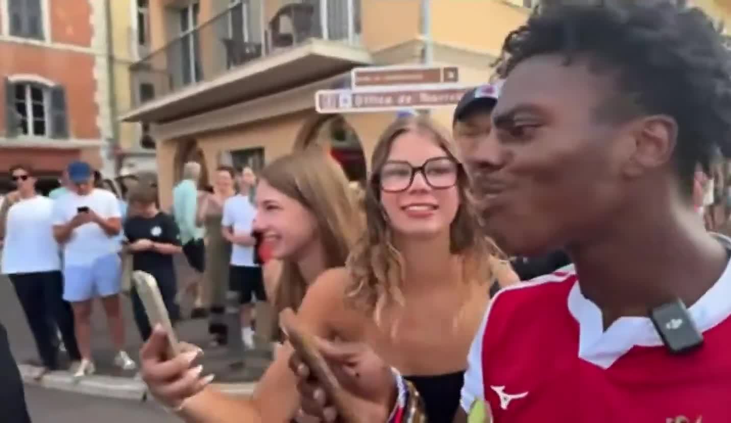 Speed在直播中把法语Merci听成了梅西，随后表情逐渐严肃