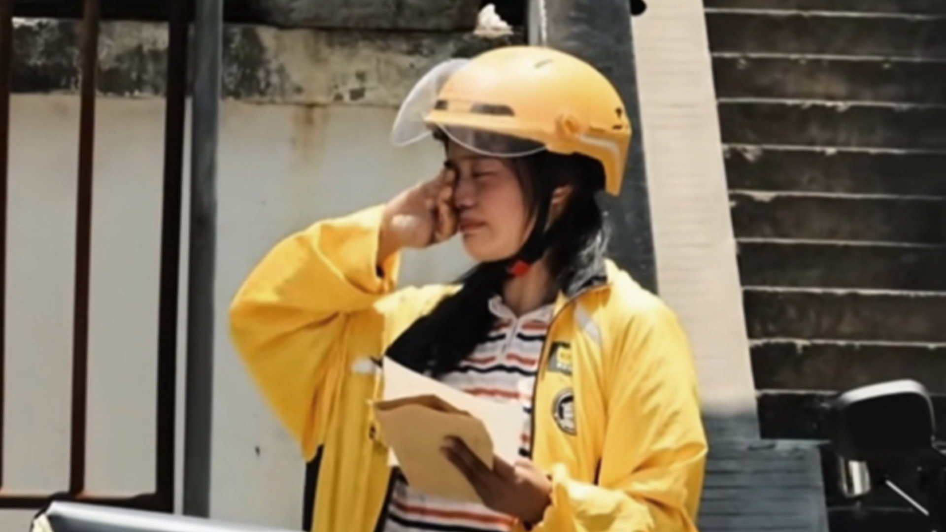 女骑手将娃装外卖箱跑单引热议，本人回应：女儿患恶性肿瘤，自己和丈夫都送外卖赚医药费“最怕碰到没电梯，要抱着女儿爬楼”