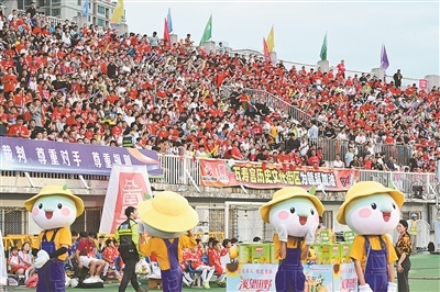 球迷们为南昌队呐喊助威