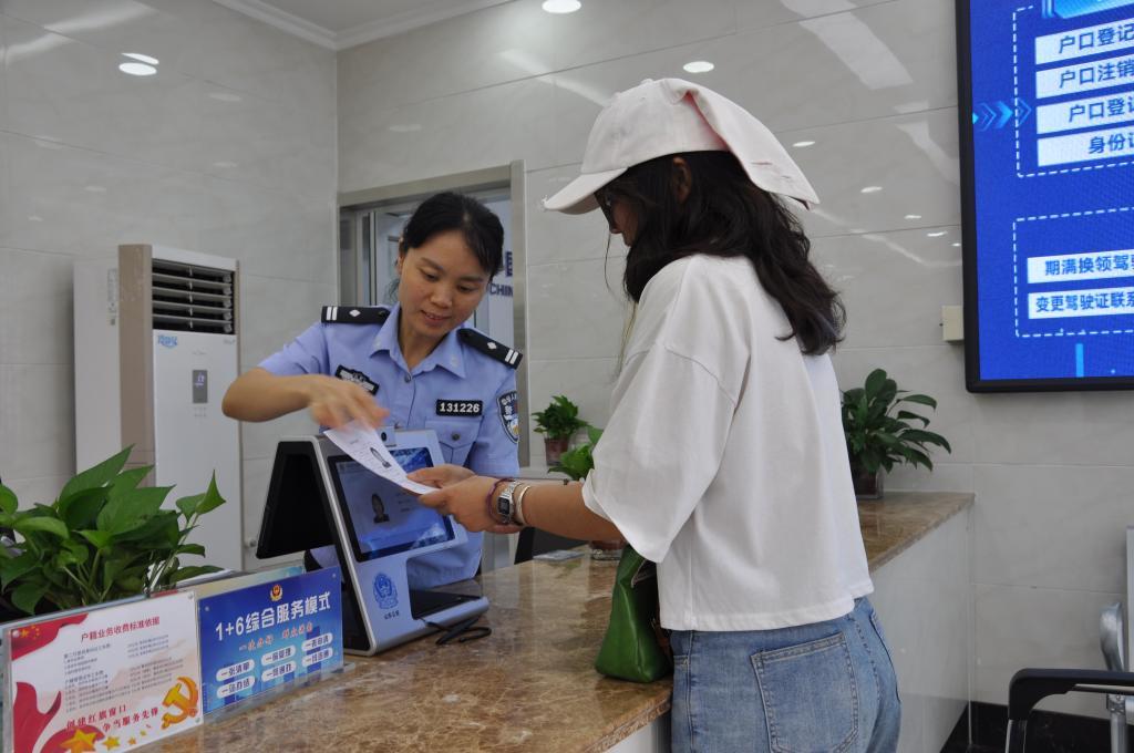 渔山派出所工作人员正在为办事群众介绍相关业务。（受访单位供图）