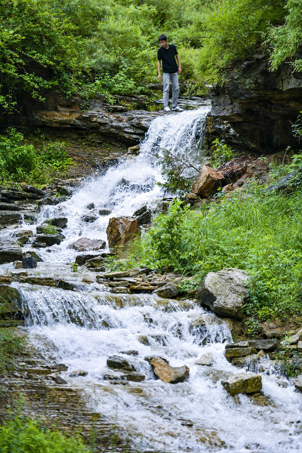 石崖峭壁汇聚山泉 龙洞风景区再现夏日限定美景