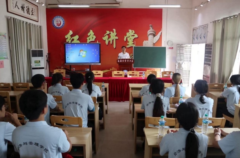 实践队在赞贤小学开展思政课。