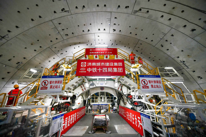 工作人员在世界最大直径水下盾构隧道工程——济南市黄岗路穿黄隧道内施工（2025年6月22日摄）。新华社记者 徐速绘 摄