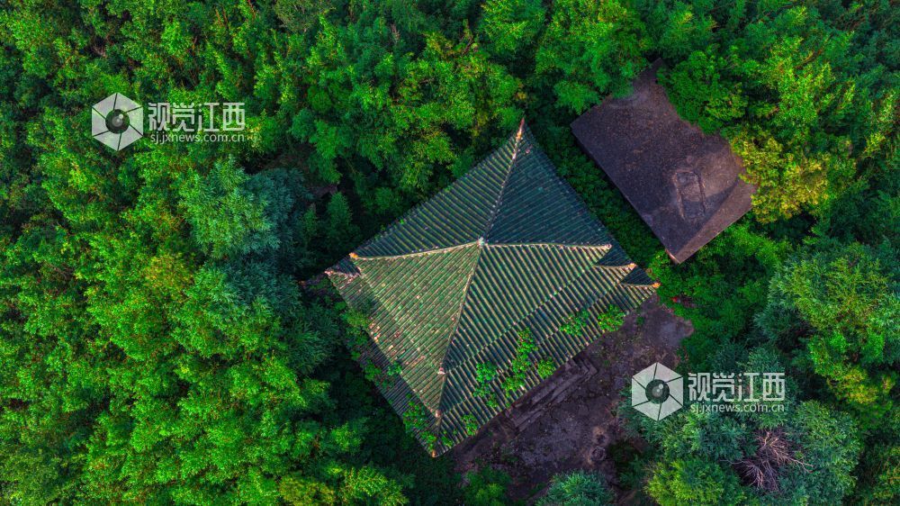 2025年7月15日在江西省吉安市峡江县覆箱峰拍摄的画面。