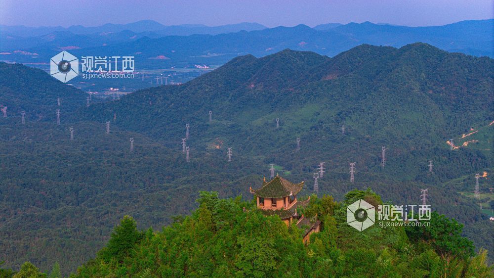 2025年7月15日在江西省吉安市峡江县覆箱峰拍摄的画面。