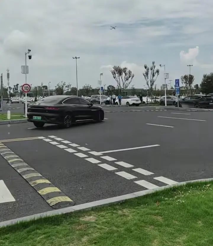 转圈的车辆（视频截图）