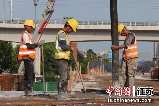 宁马城际铁路(南京段)滨江车辆段项目工人正在施工。卢勇龙 摄