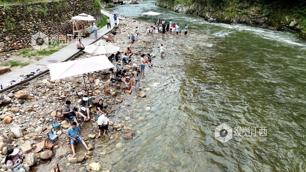 2025年7月21日，在江西省遂川县罗霄山大峡谷景区，迎来许多游客戏水消暑，乐享清凉。