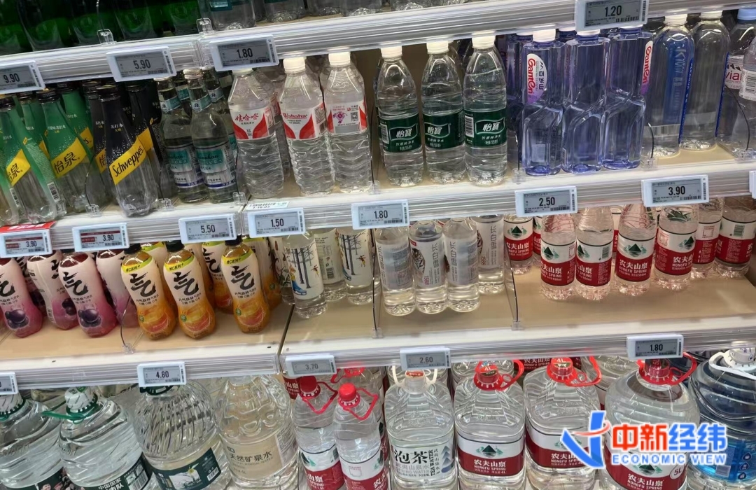 资料图货架上的包装饮用水 中新经纬 闫淑鑫摄