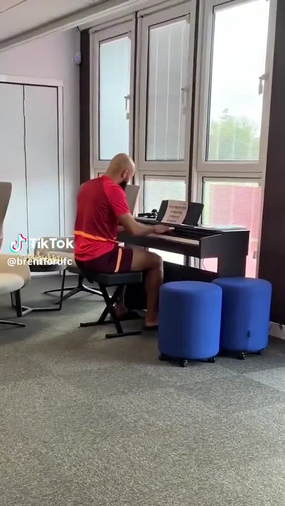 卡灵顿的钢琴又能用了？网友翻出了姆伯莫弹钢琴的视频