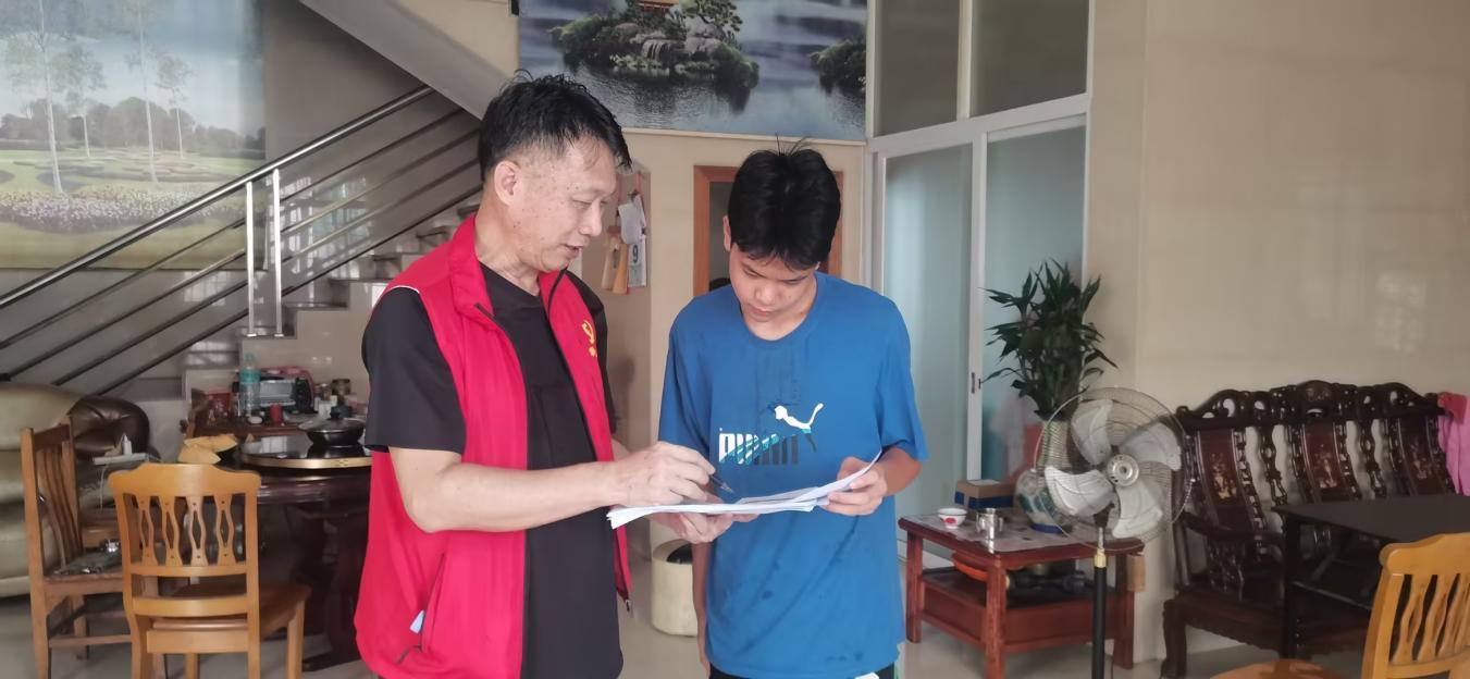 图6 顺德职业技术大学党员到南区社区进行入户派发宣传单,向村民宣讲预防基孔肯雅热疫情指南