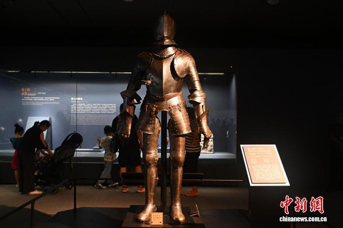 7月24日,在位于甘肃省兰州市的甘肃省博物馆内,游人参观欧洲骑士盔甲。中新社记者 李亚龙 摄