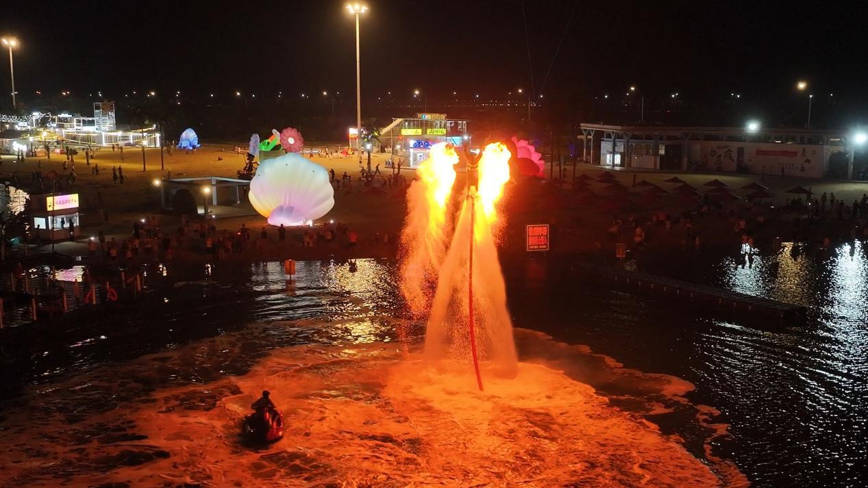 (原图为琴岛天籁沙滩潮玩音乐节现场）