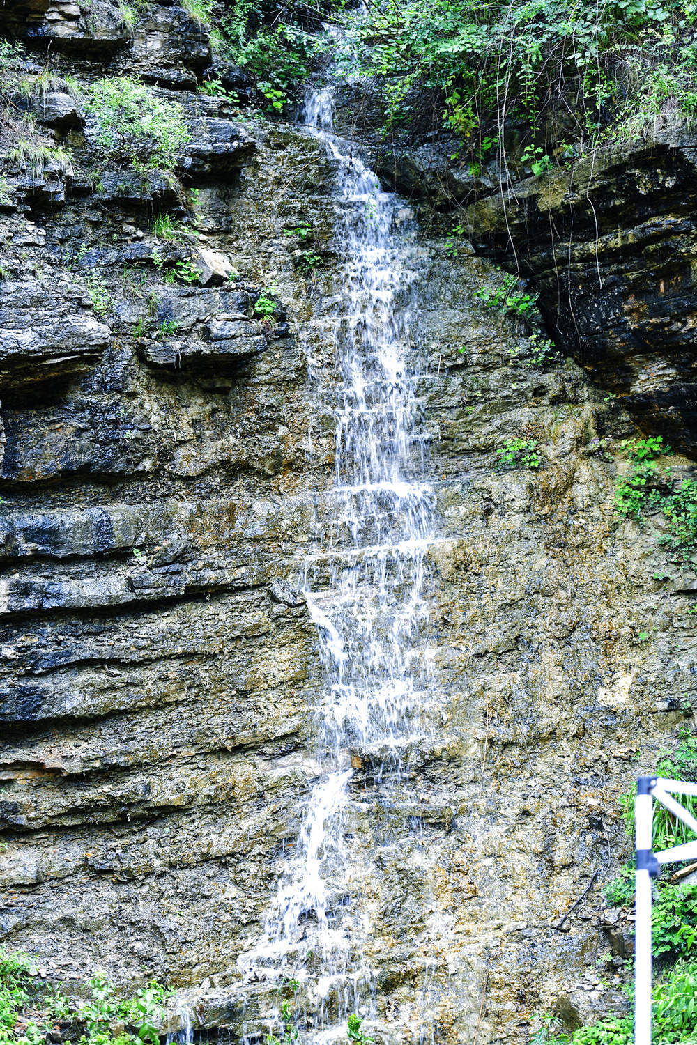 石崖峭壁汇聚山泉 龙洞风景区再现夏日限定美景