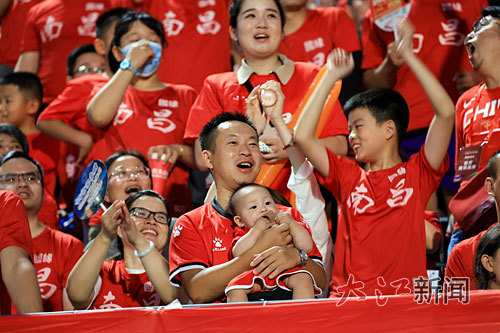 7月20日,赣超南昌队与九江队的比赛中,球迷为南昌队加油。