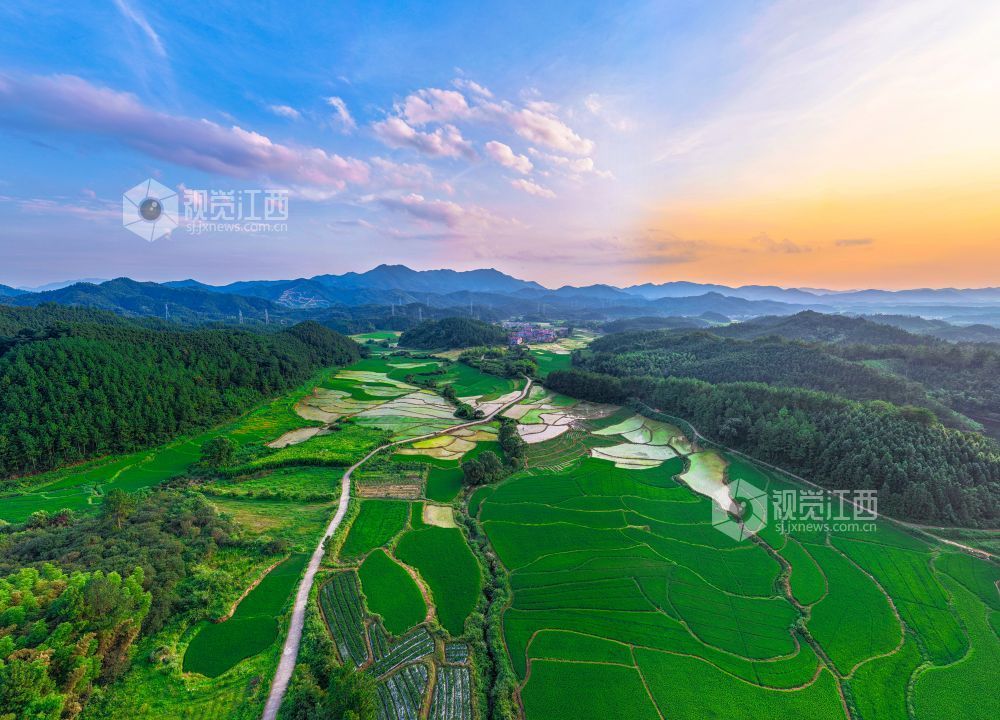 2025年7月15日在江西省吉安市峡江县覆箱峰拍摄的画面。