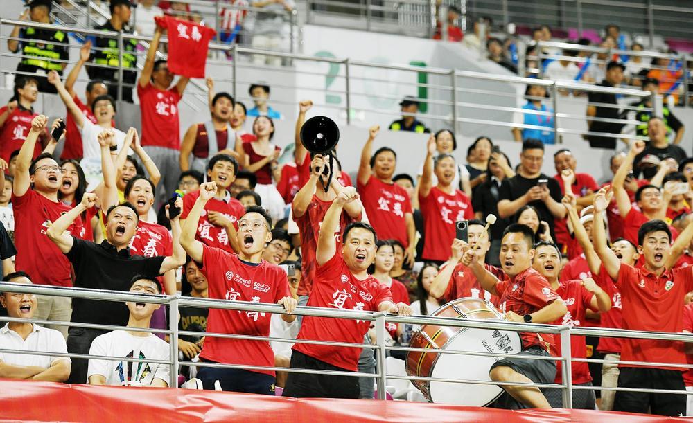 看台上，宜春球迷热情助阵。