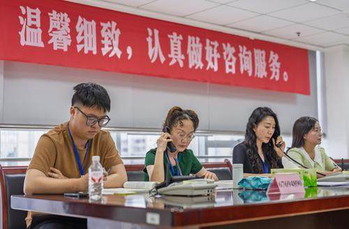 7月22日,重庆市教育考试院,信访咨询组正在接听来电。记者 李雨恒 摄