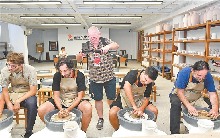 7月16日,在景德镇市昌南新区名坊园,外媒嘉宾亲自上手体验陶瓷制作。江西日报全媒体记者 王 祺摄