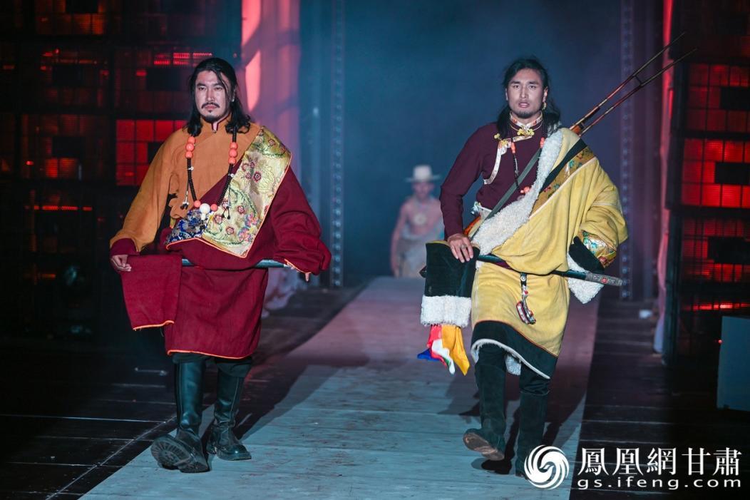 7月25日，“跟着艺术游甘肃”甘南蕃巴秀非遗服饰展示活动暨第七届中国藏模大赛在甘南州甘加秘境景区举行。李德宇　摄