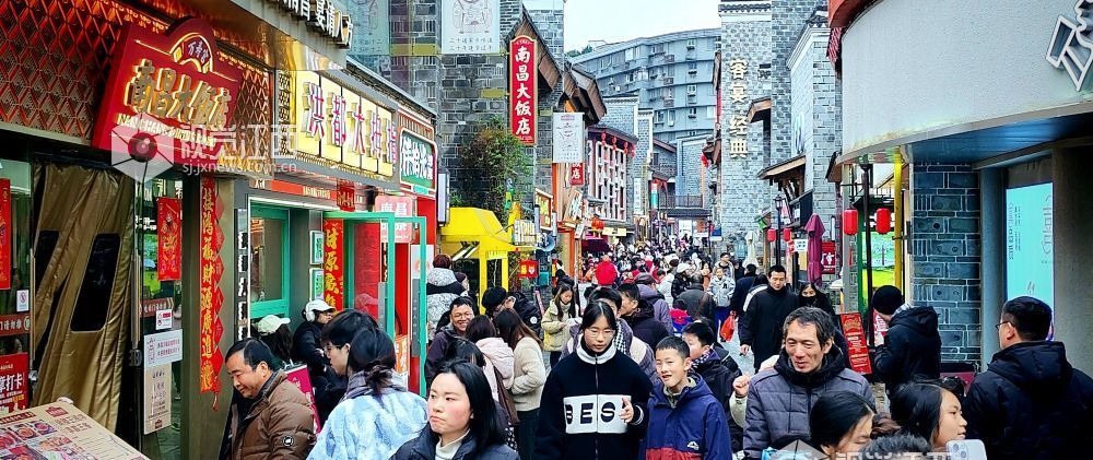 南昌万寿宫历史文化街区内人头攒动。(大江网视觉江西 汤骁宇 摄)