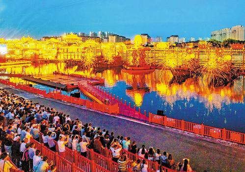 7月9日，唐山河头老街大型实景演出，吸引大量游客观看。 本报记者 赵杰摄