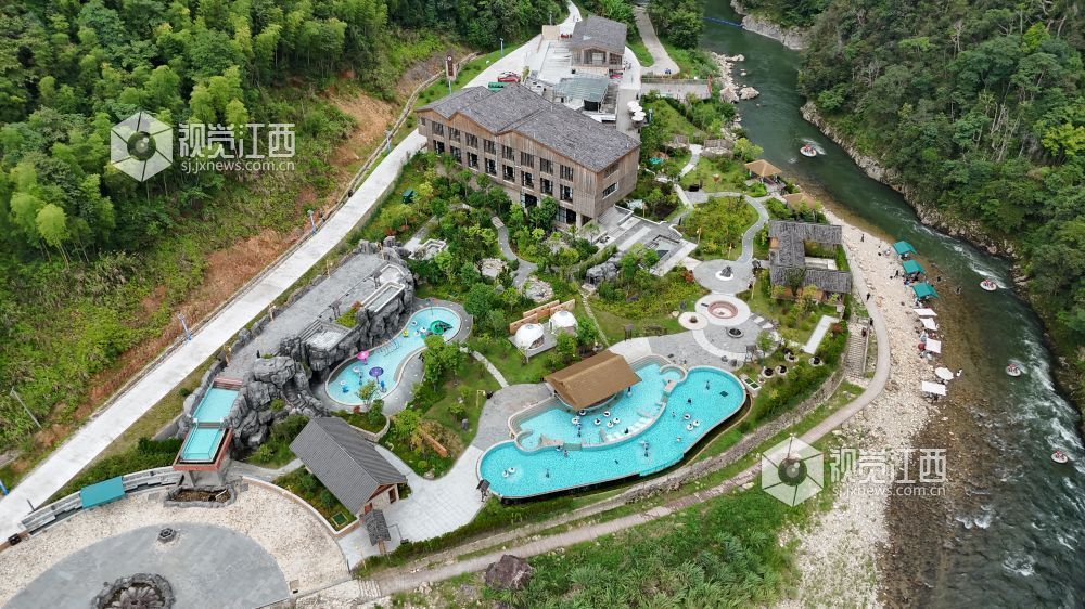 2025年7月21日，在江西省遂川县罗霄山大峡谷景区，迎来许多游客戏水消暑，乐享清凉。