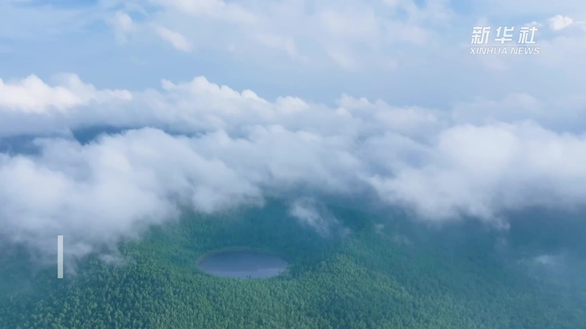 走进夏日月亮天池