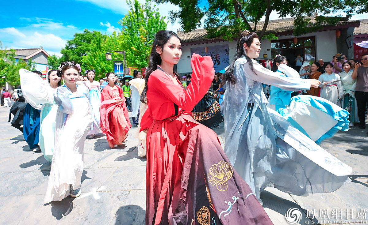 古装表演者打卡崆峒古镇，成为一道独特风景线。