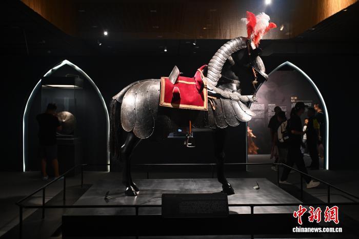 7月24日,在位于甘肃省兰州市的甘肃省博物馆内,游人参观马甲。2025年是中意建交55周年,为加强中意文化交流,由甘肃省博物馆与意大利都灵王宫博物馆合作举办的“钢铁与荣耀:欧洲骑士盔甲与文化展”于近期开展。该展览向观众全方位展示欧洲骑士制度的发展脉络与文化魅力,展出的140件(组)珍贵文物均来自都灵王宫博物馆。都灵王宫博物馆是欧洲最大、藏品种类最多的博物馆之一,也是世界上武器收藏最丰富的博物馆之一,1997年被列入世界文化遗产名录。中新社记者 李亚龙 摄