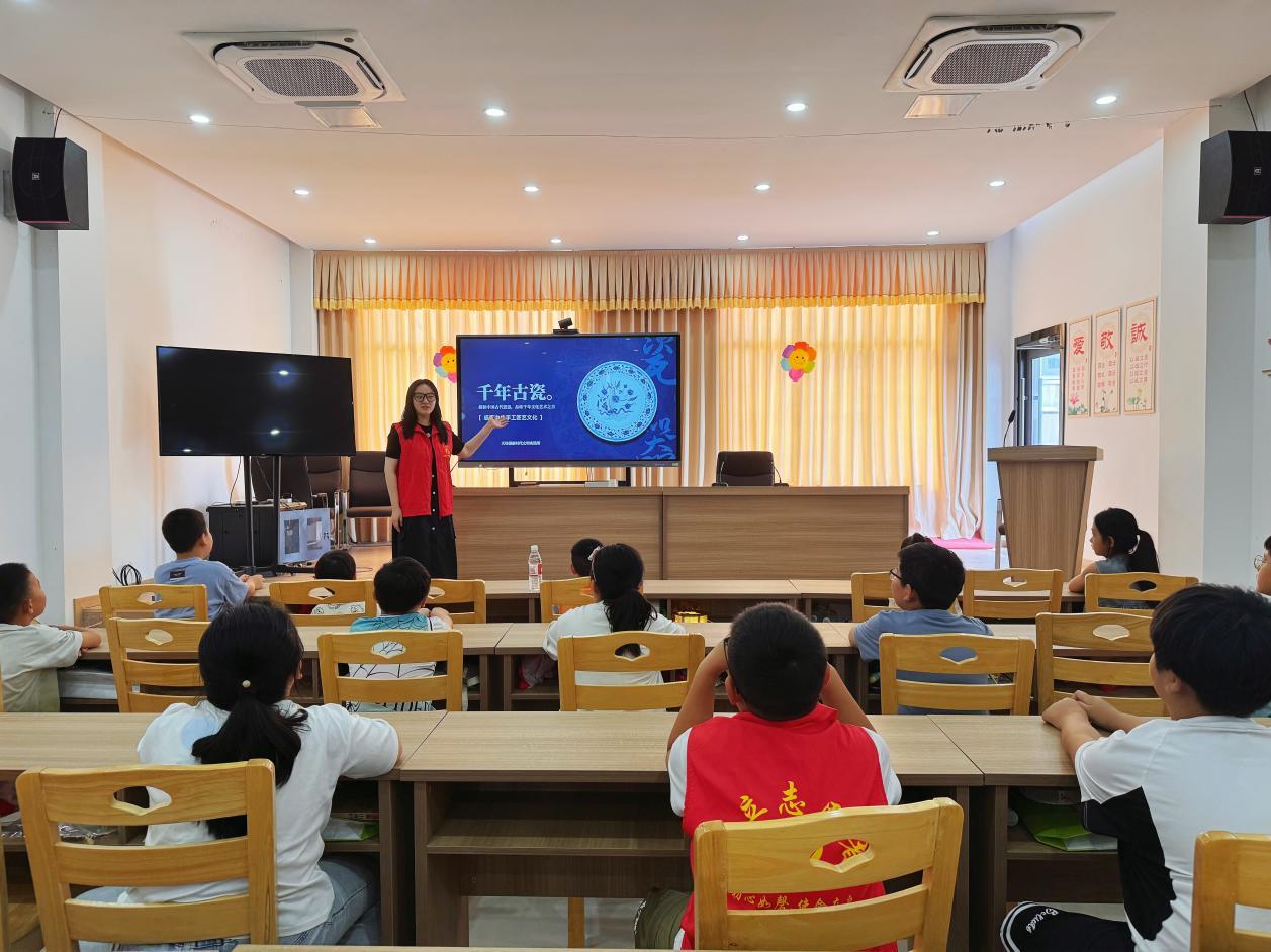 志愿者讲解烧蓝技艺历史渊源与文化内涵 殷一文 摄