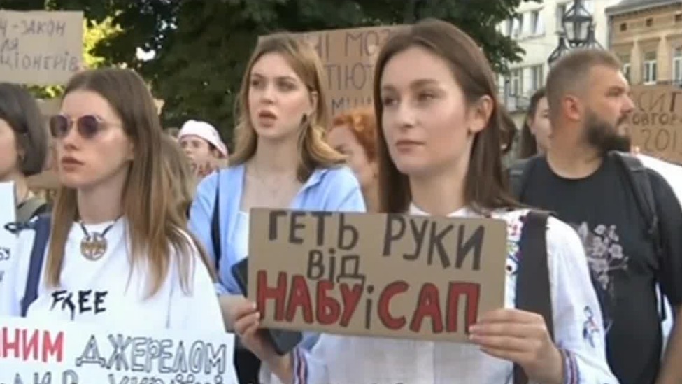 乌克兰爆发罕见反政府游行，泽连斯基陷入执政危机？