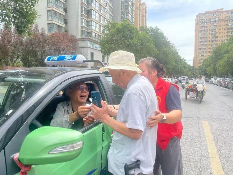 暖“心”闻：高龄老人丢失手机急寻求 社区响应及时解烦忧