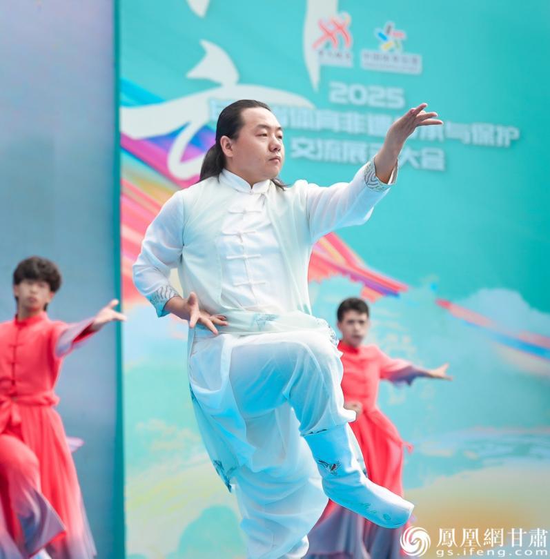 崆峒派武术代表性传承人陈虎(中)在崆峒古镇展示功夫