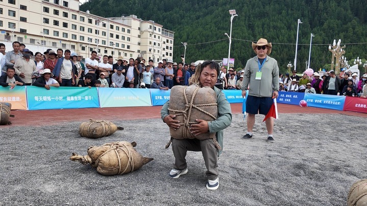 这是举皮袋的比赛现场　新华社记者　贺晋　摄