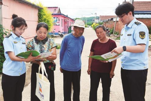 执法人员深入农村，为群众讲解食品安全知识。