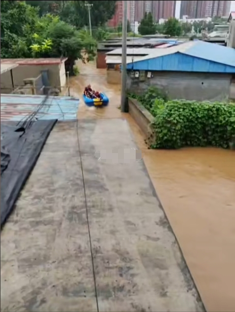 保定易县暴雨多地被淹 网友感叹:三十多年未见此水位