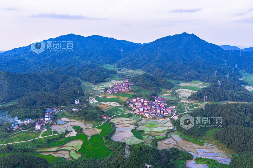 2025年7月15日在江西省吉安市峡江县覆箱峰拍摄的画面。