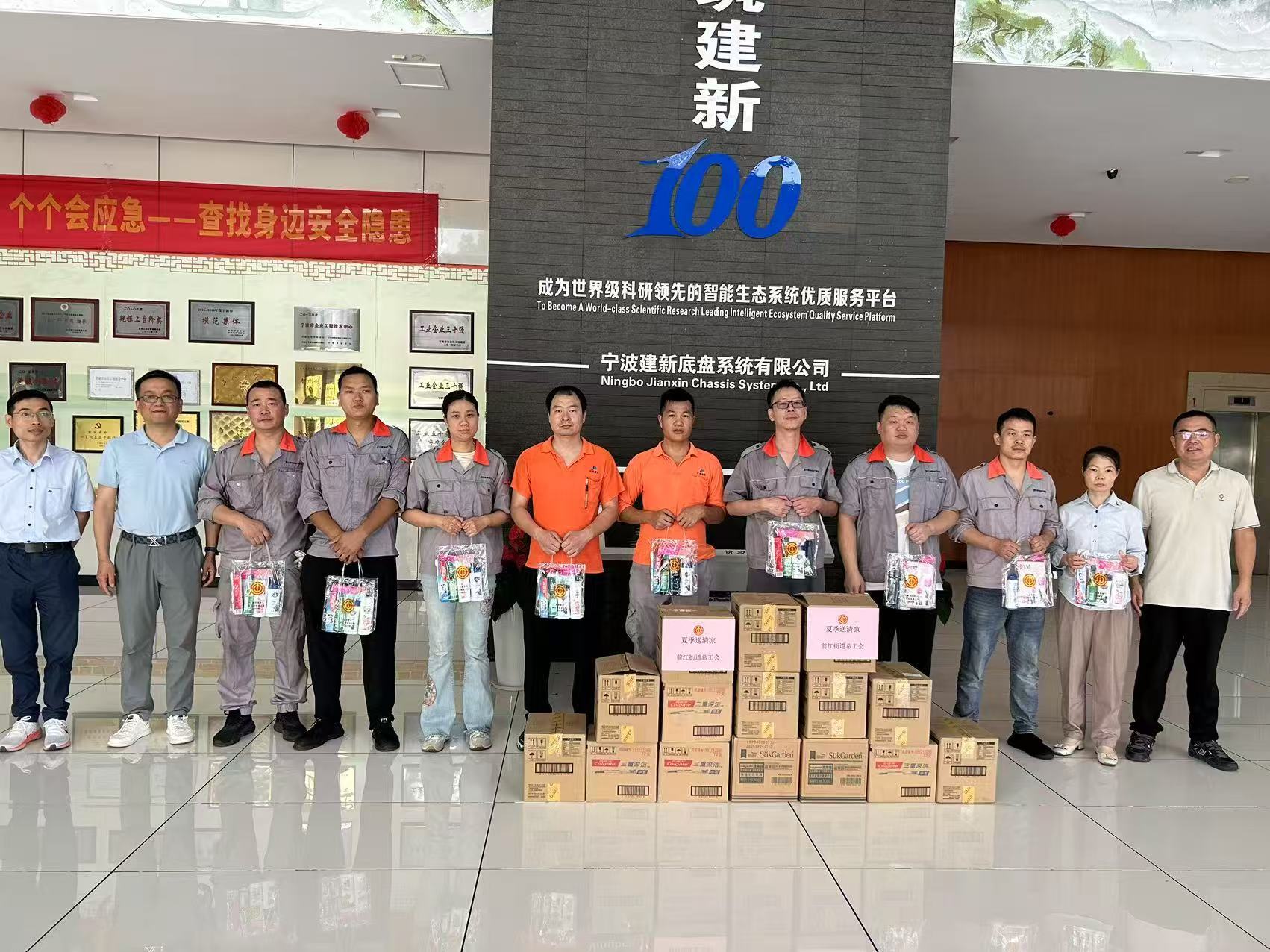 江北各级“娘家人”给职工送清凉