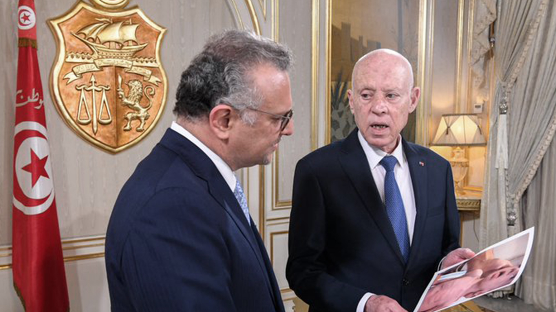 “孩子边哭边吃沙子”！突尼斯总统手持加沙儿童照片，当面质问美顾问：这就是国际合法性？