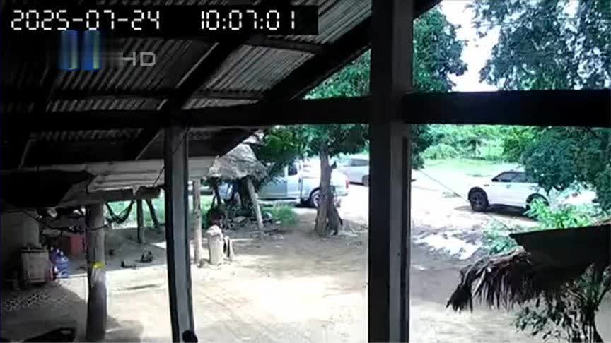 泰柬边境再次交火，柬埔寨民众乘自制拖拉机离开