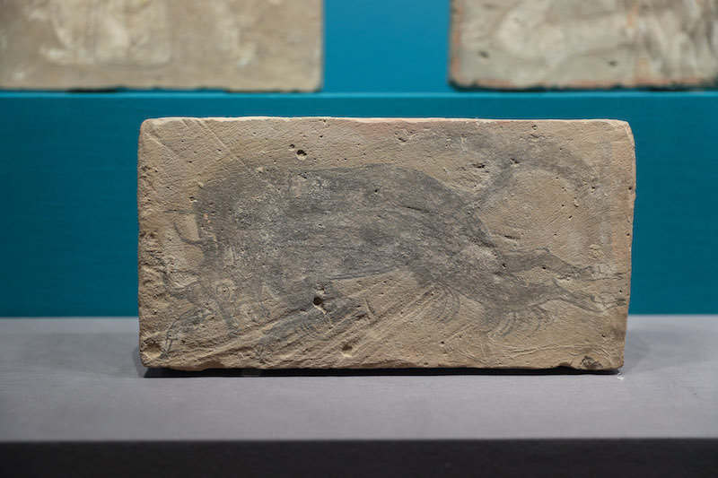 展览现场，中矢牛图画像砖，魏晋，酒泉市博物馆藏。