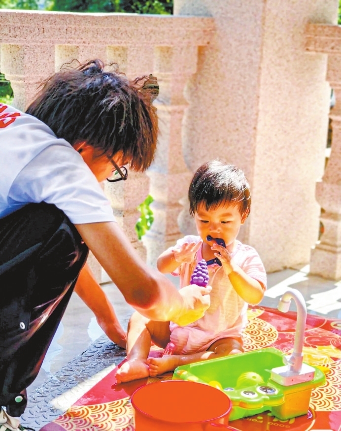 九江悄然兴起大学生“暑期陪娃” 每天50至180元不等