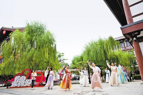 近日，游客在定州市宋街观看汉服表演。