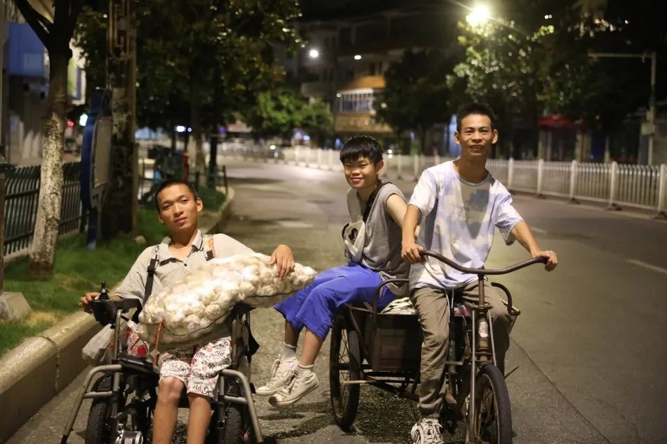 三名少年凌晨去农贸市场的路上。图/九派新闻记者 乔彦杰